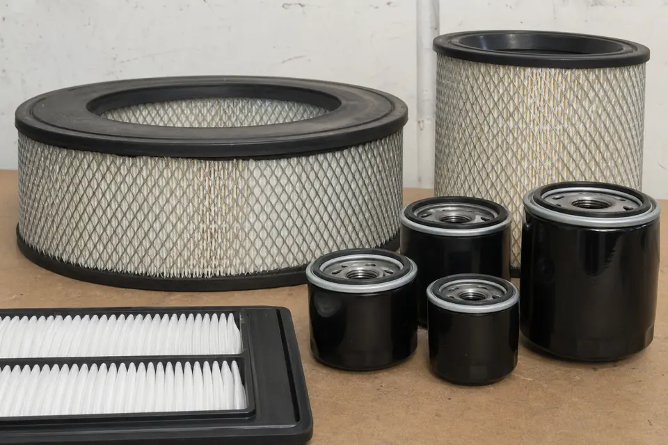 Air filters and oil filters arranged for fleet servicing