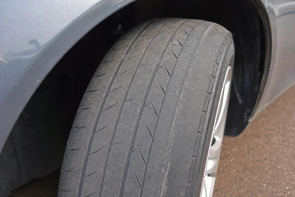 Uneven wear on a vehicle tyre shoulder