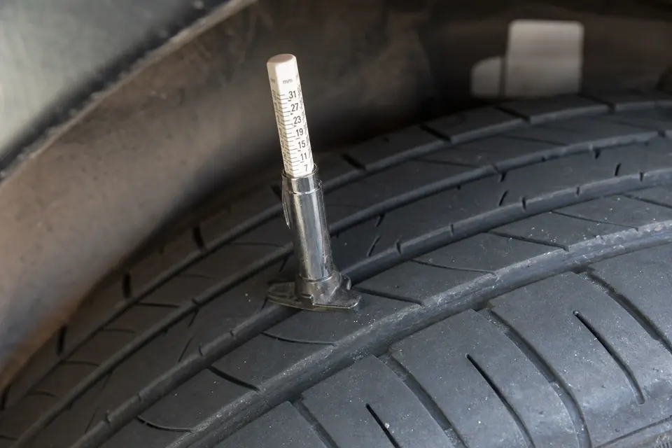 Tread depth gauge in a vehicle tyre